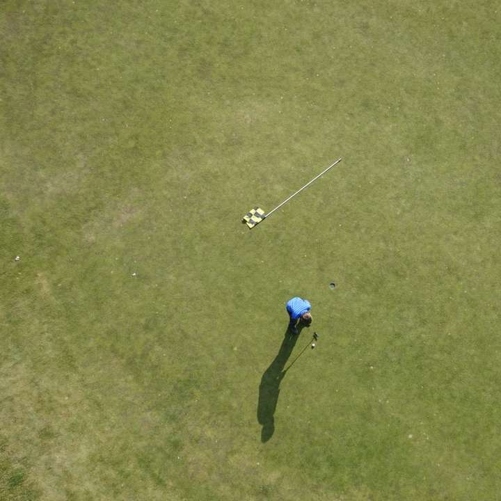 въздушна снимка на човек, който играе голф онлайн пъзел