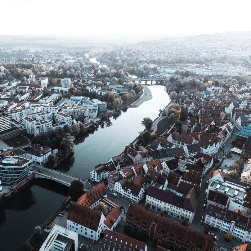 въздушен изглед на градските сгради през деня плъзгащ се пъзел онлайн