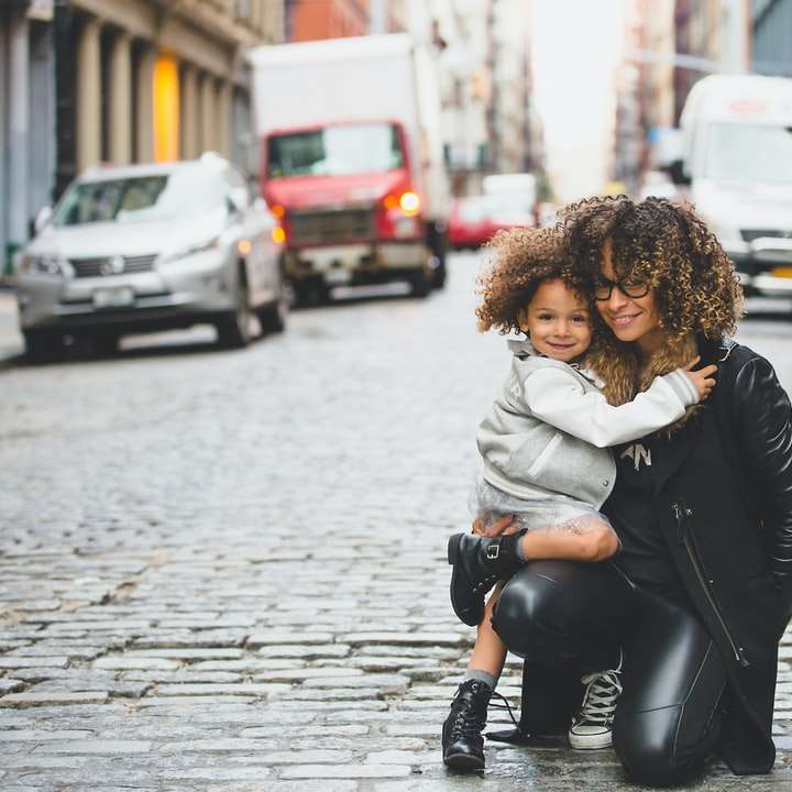 fotografie van vrouw met baby in de buurt van straat schuifpuzzel online