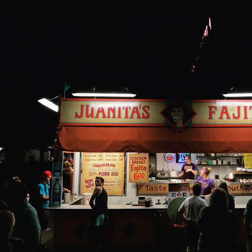 Το κατάστημα Juanitas Fajitas κατά τη διάρκεια της νύχτας online παζλ