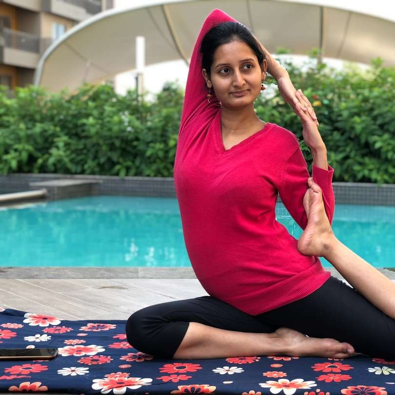 Frau macht Yoga in der Nähe von Pool Online-Puzzle