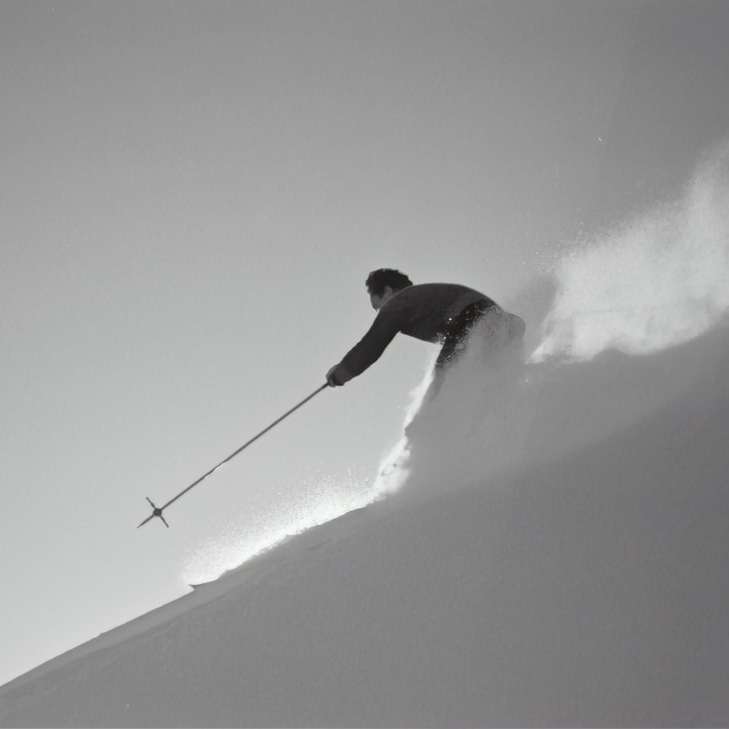 Graustufenfotografie des Mannes, der auf Schnee Ski fährt Online-Puzzle