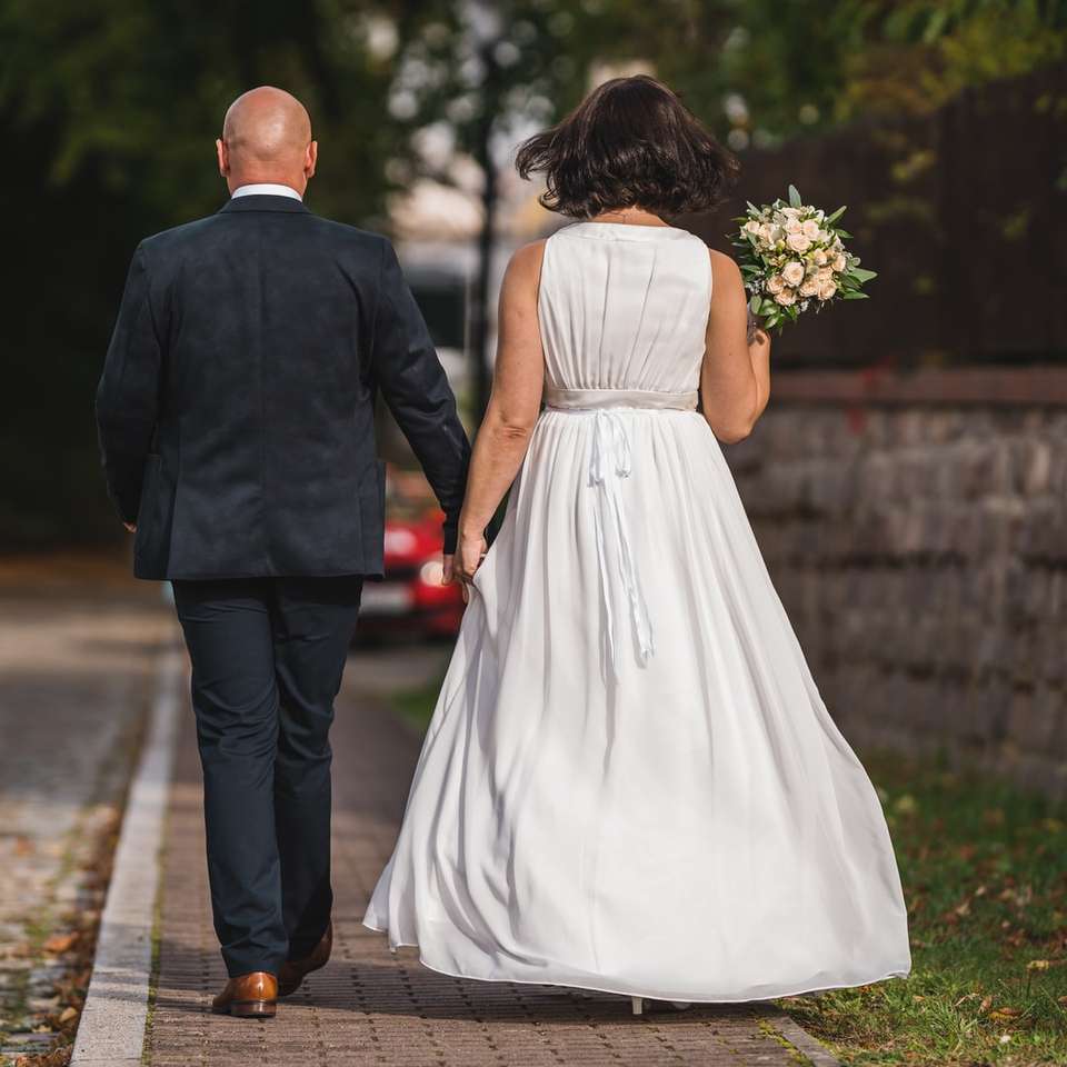 hombre en traje negro y mujer en vestido de novia blanco puzzle deslizante online