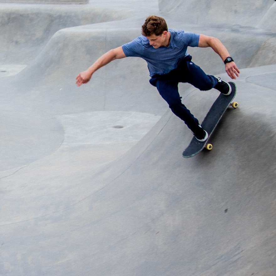 мъж, скейтборд на рампа плъзгащ се пъзел онлайн