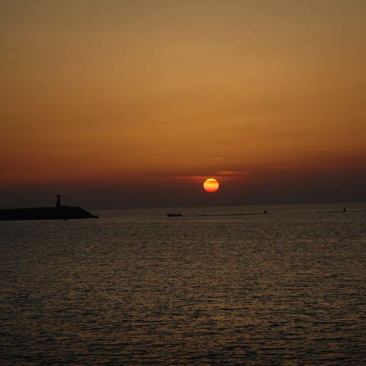 silhuett av ett skepp på havet under solnedgången glidande pussel online