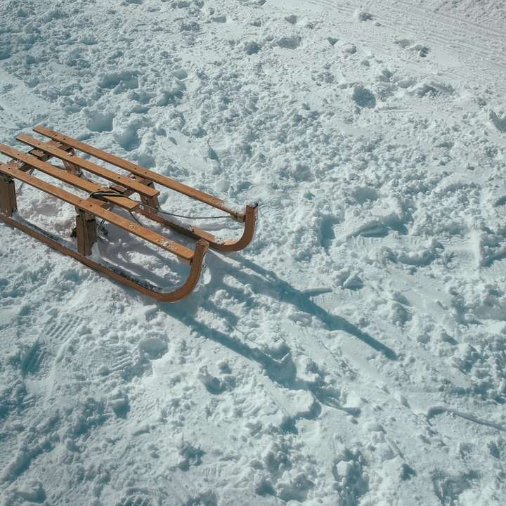 trenó marrom na neve durante o dia puzzle online
