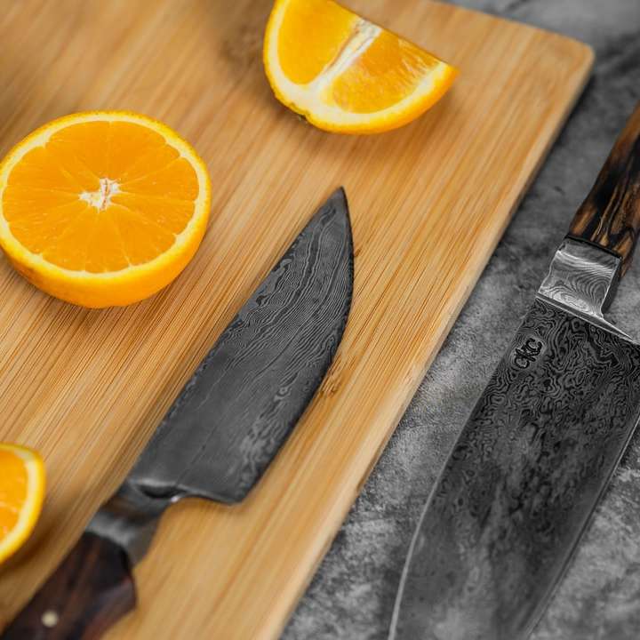 fruta de naranja en rodajas junto al cuchillo de pan de plata puzzle deslizante online