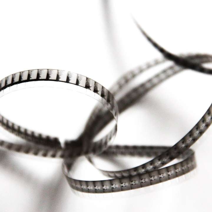 anello in argento e diamanti su superficie bianca puzzle scorrevole online