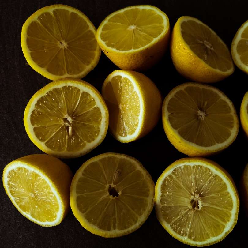 skivad citronfrukt på svart bakgrund glidande pussel online