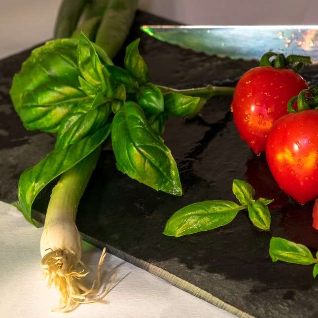 czerwone pomidory na czarnym talerzu puzzle przesuwne online