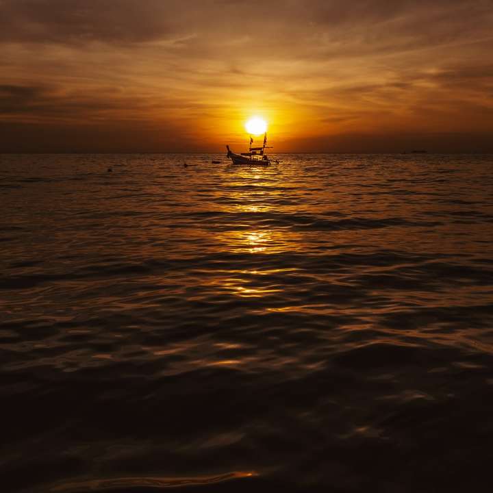 βάρκες κάτω από συννεφιασμένο ουρανό κατά τη διάρκεια της χρυσής ώρας] online παζλ