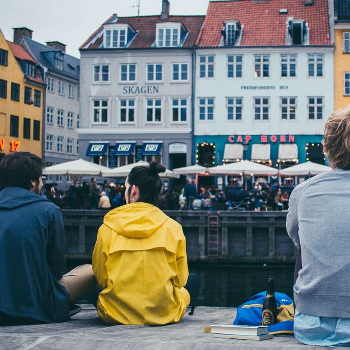 nő két férfi között ül a folyó mellett csúszó puzzle online