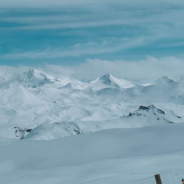 pokryte śniegiem pole pod błękitnym niebem puzzle przesuwne online