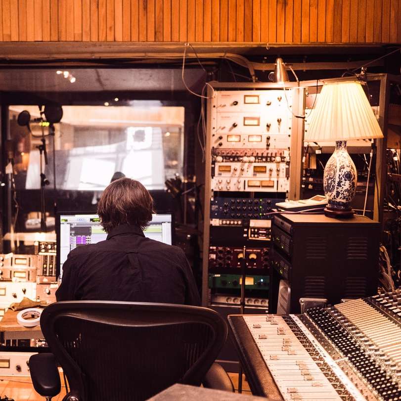 om în fața mixerului și receptorului de studio puzzle online