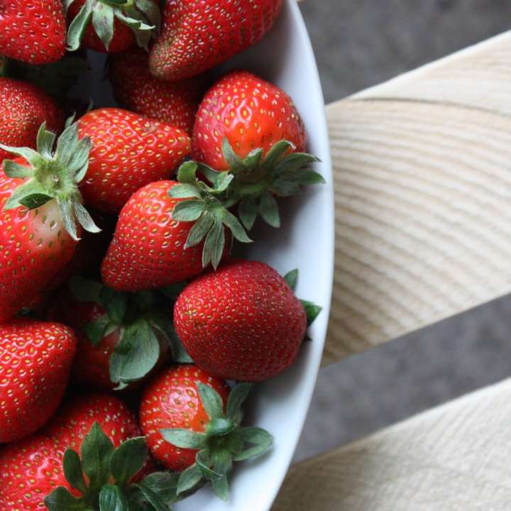 jordgubbar på vit keramisk skål glidande pussel online