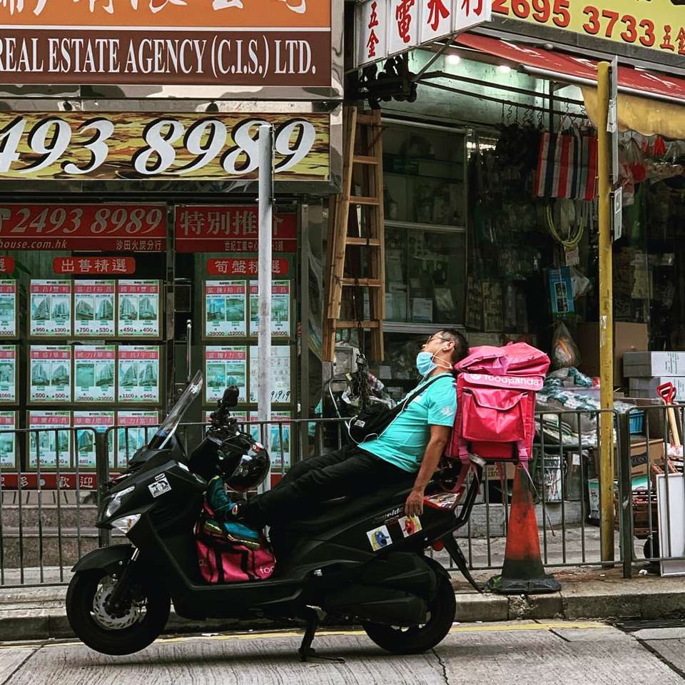 Mujer en chaqueta rosa montando en motocicleta negra rompecabezas en línea