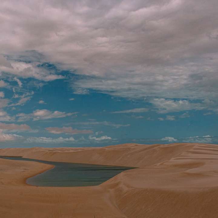 昼間の青い空と白い雲の下の茶色の砂 スライディングパズル・オンライン