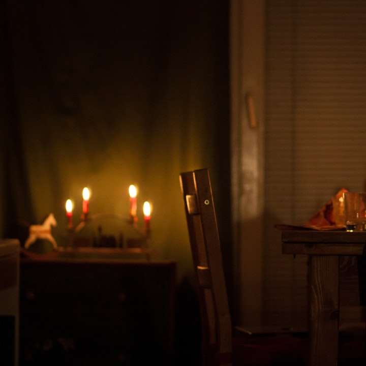 αναμμένα κεριά σε καφέ ξύλινο τραπέζι συρόμενο παζλ online