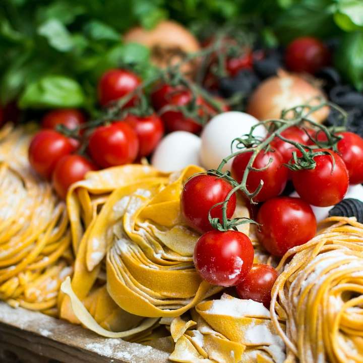 gul pasta och körsbärstomater Pussel online