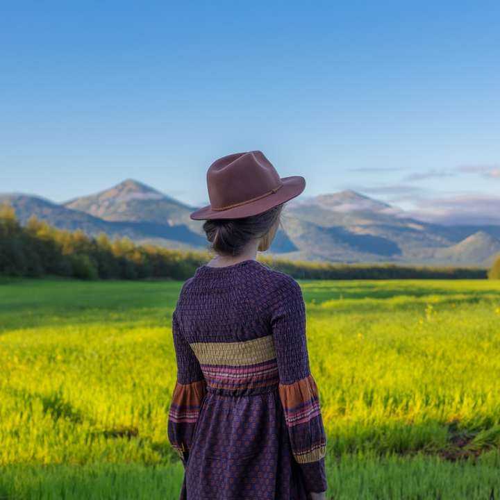 жена, стояща близо до оризовото поле онлайн пъзел