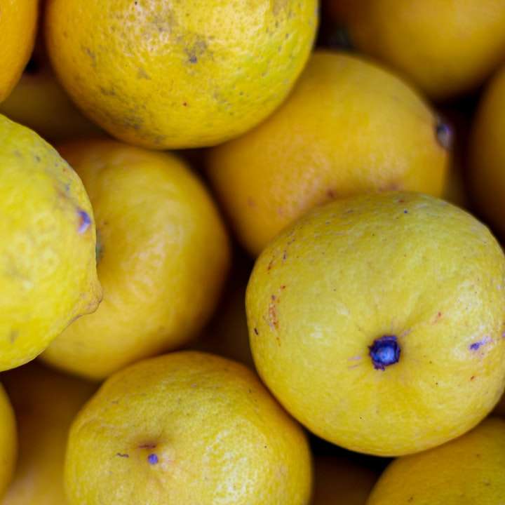 frutas cítricas amarelas na superfície preta puzzle deslizante online