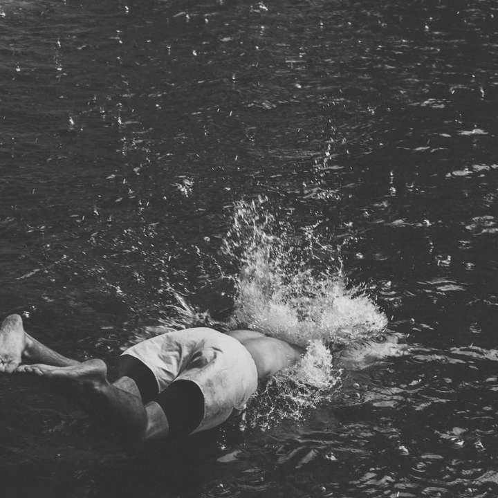 水の上に横たわっている白いタンクトップの女性 オンラインパズル