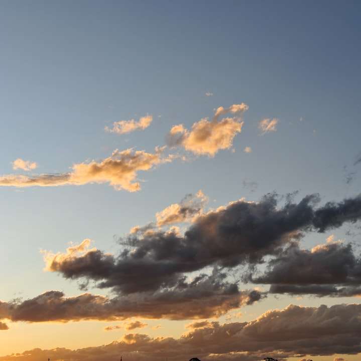 σύννεφα και μπλε ουρανός κατά το ηλιοβασίλεμα συρόμενο παζλ online