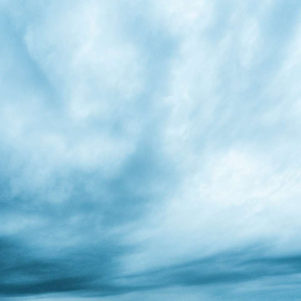 nori albi și cer albastru alunecare puzzle online