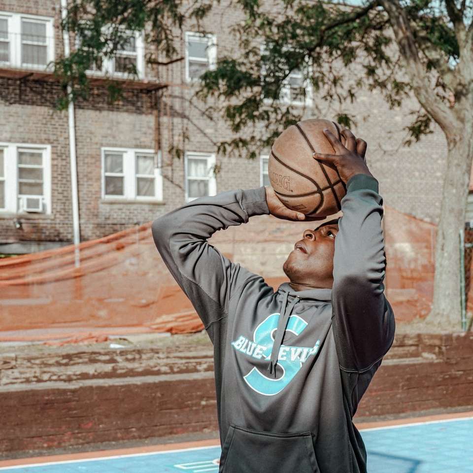 άντρας σε γκρι φούτερ κρατώντας μπάσκετ συρόμενο παζλ online