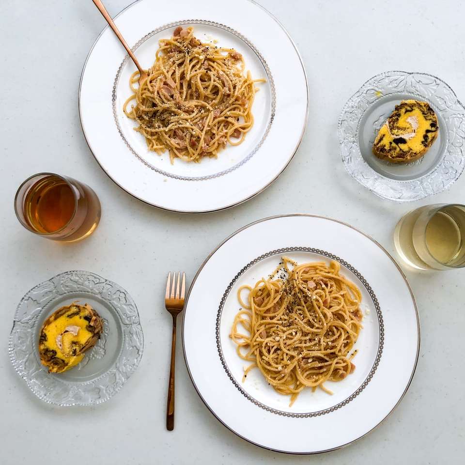 pasta på vit keramisk tallrik glidande pussel online