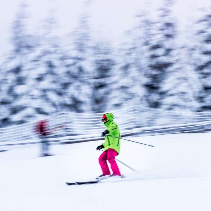 スキー板に乗っている人のセレクティブフォーカス写真 スライディングパズル・オンライン