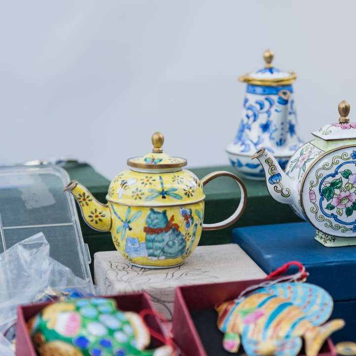 biały, niebieski i czerwony ceramiczny czajnik w kwiatki puzzle online