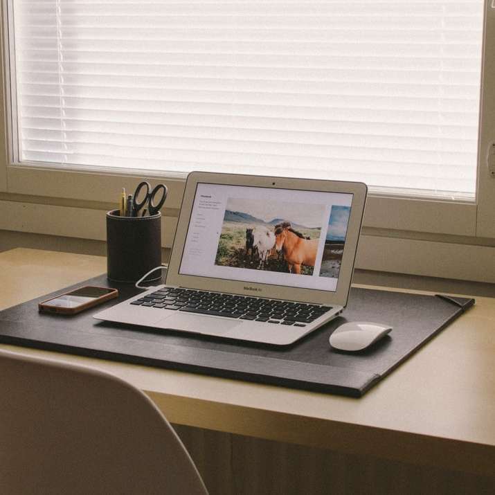 zapnutý MacBook na béžovém dřevěném stole online puzzle