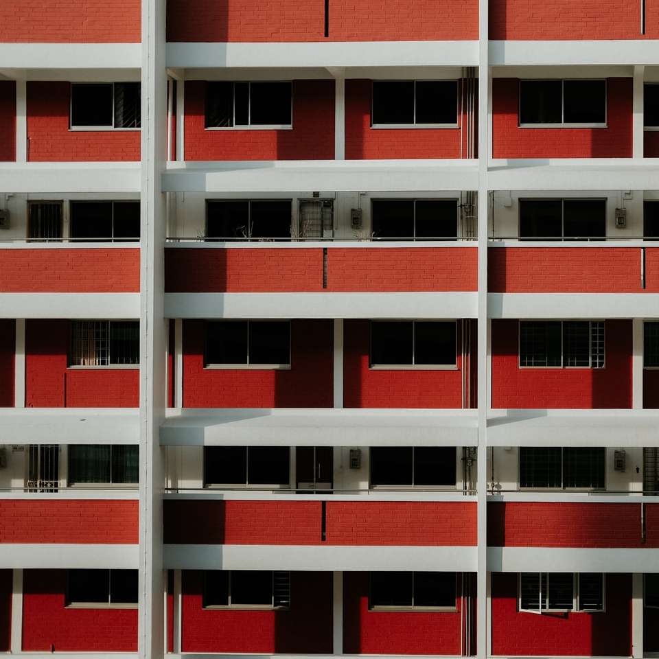 бяла и червена бетонна сграда онлайн пъзел