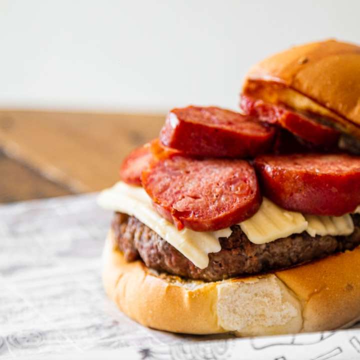 hamburguesa con tomate y lechuga rompecabezas en línea