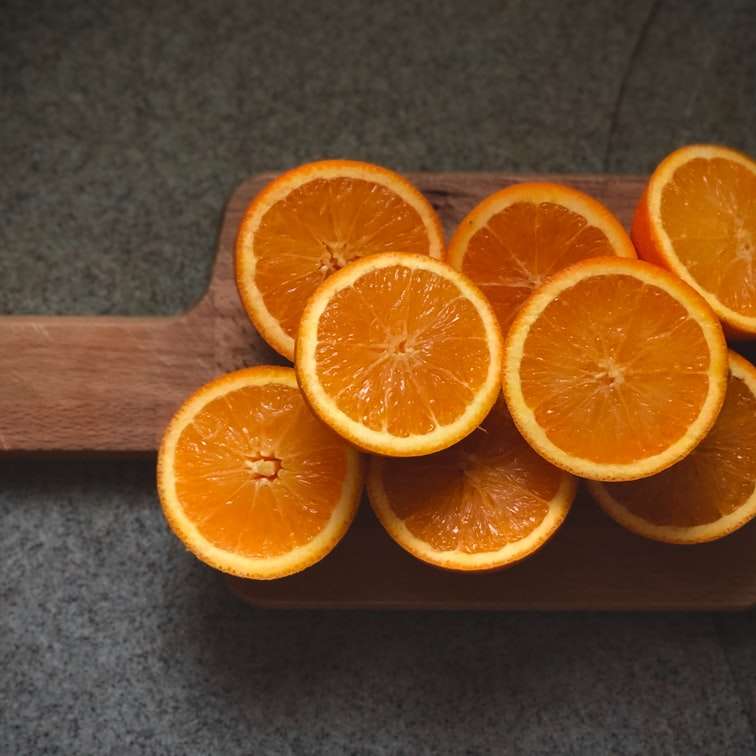 frutta arancione a fette sul tagliere di legno marrone puzzle online
