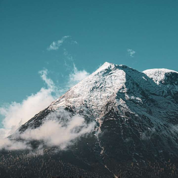γκρίζο βουνό κατά τη διάρκεια της ημέρας online παζλ