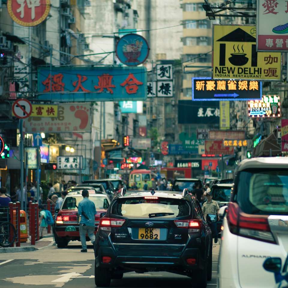 μαύρο Subaru SUV στο δρόμο μεταξύ εγκαταστάσεων συρόμενο παζλ online