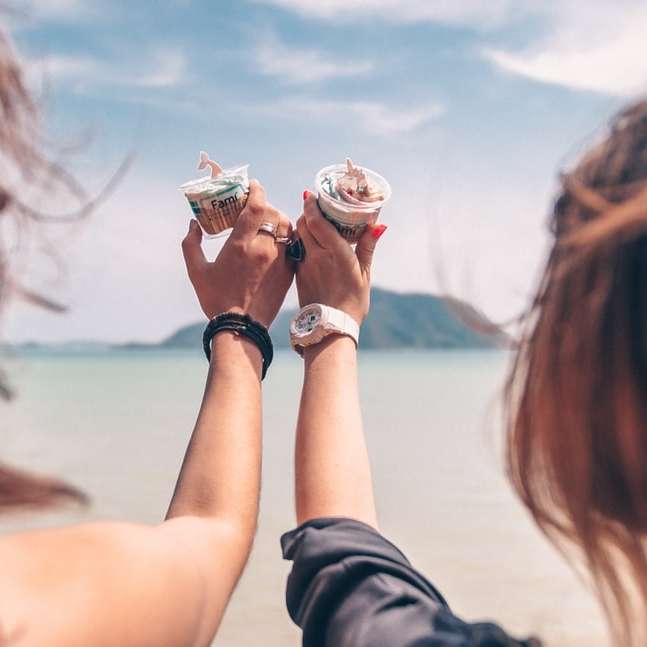 deux femmes tenant une tasse avec de la crème puzzle en ligne