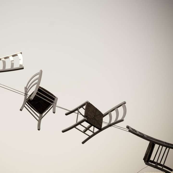 πέντε καφέ ξύλινες καρέκλες online παζλ