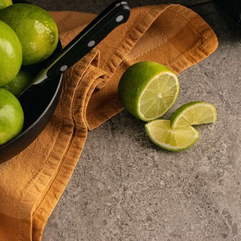 πράσινα φρούτα μήλου σε καφέ ξύλινη σανίδα online παζλ