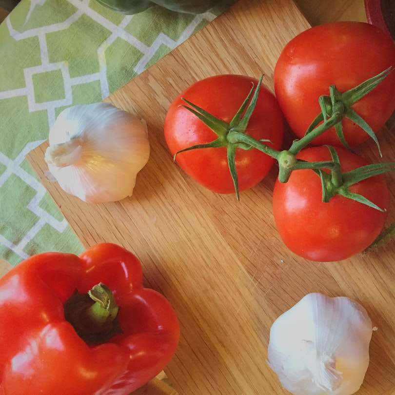 three tomatoes beside garlic sliding puzzle online