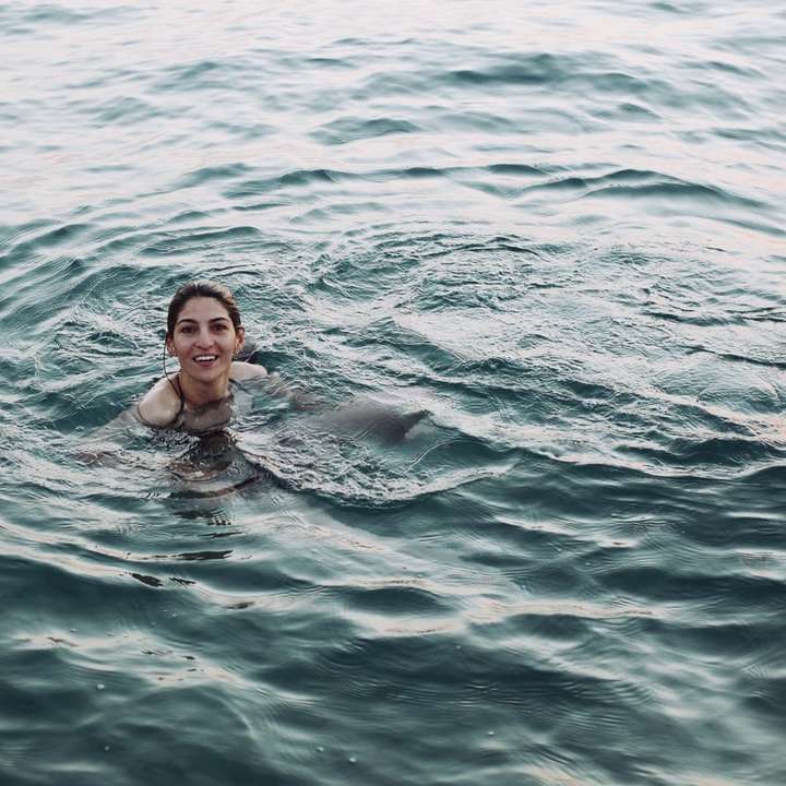 nő fekete bikini, úszás a víz napközben csúszó puzzle online