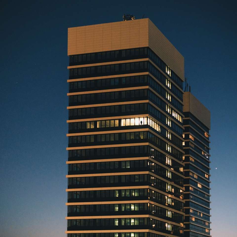 edificio in cemento marrone durante la notte puzzle scorrevole online