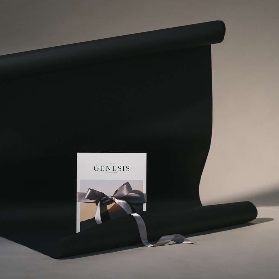 Genesis-Buch auf schwarzer Oberfläche Online-Puzzle