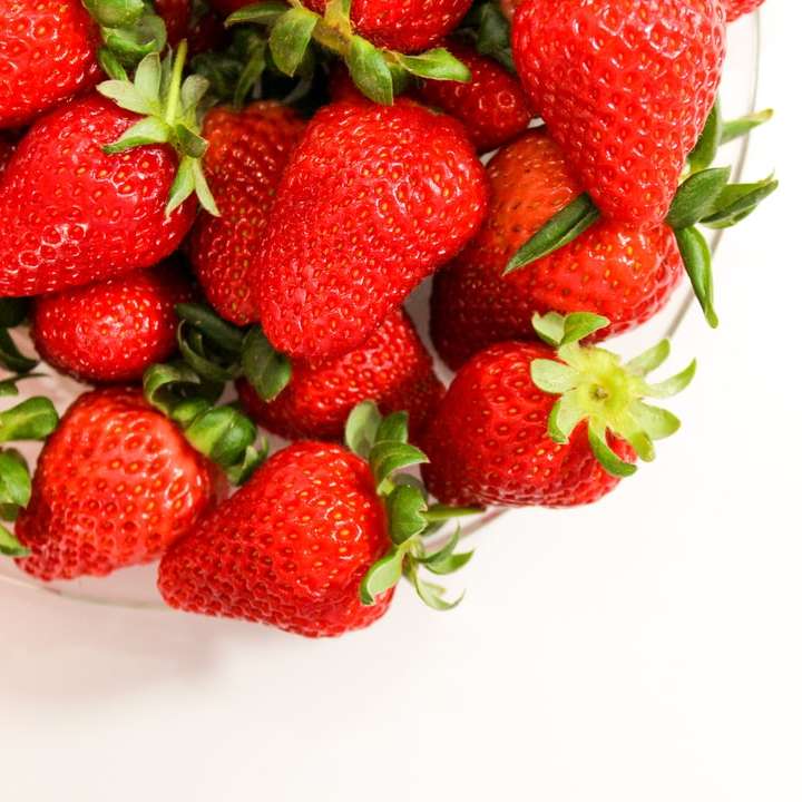 fraises rouges sur fond blanc puzzle en ligne
