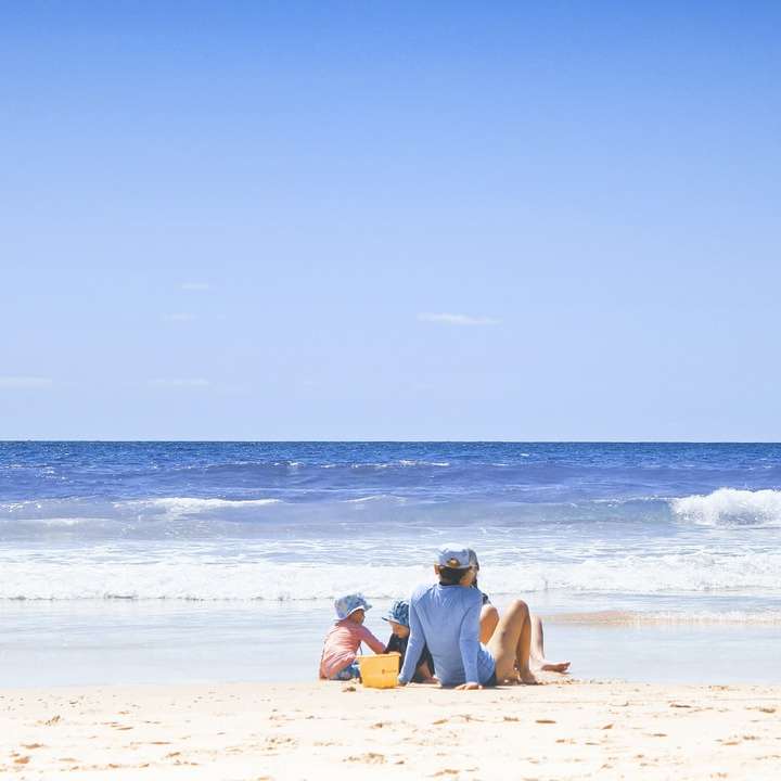 neznámé osoby užívající si na pláži online puzzle