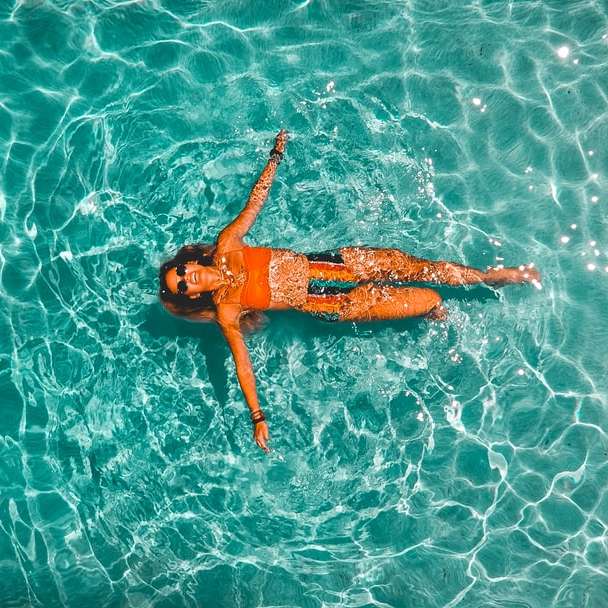 donna che nuota da sola nel corpo idrico puzzle online