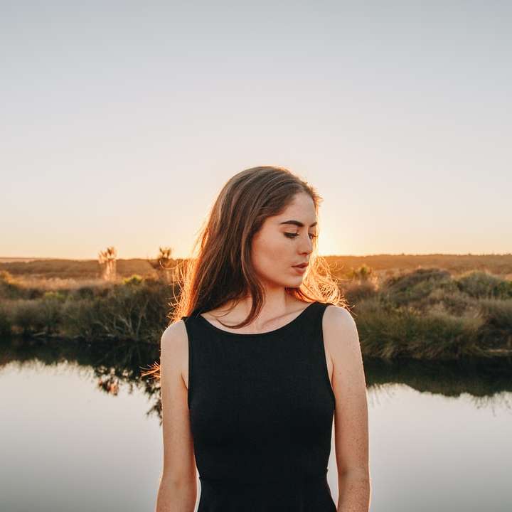 žena stojící poblíž rybníka online puzzle