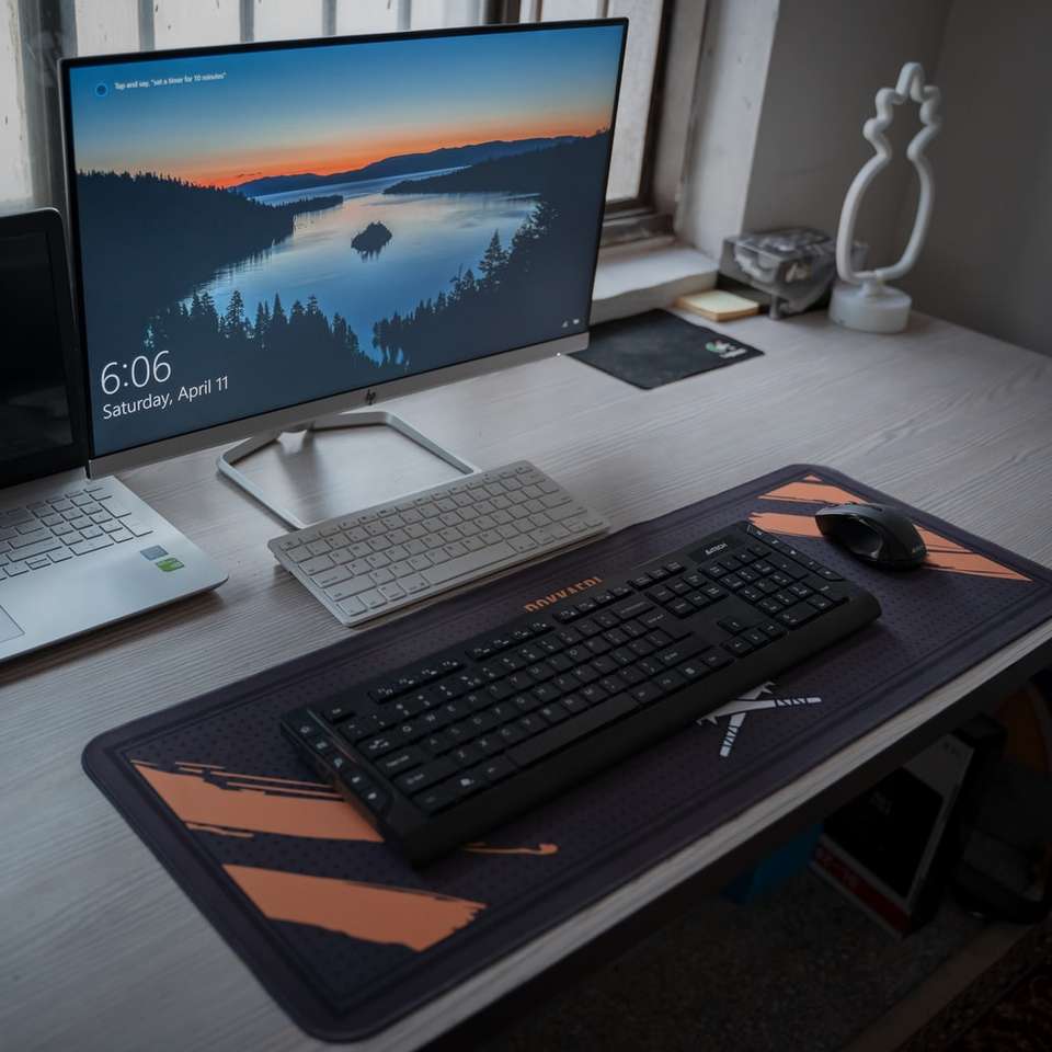 svart datortangentbord på svart bord glidande pussel online